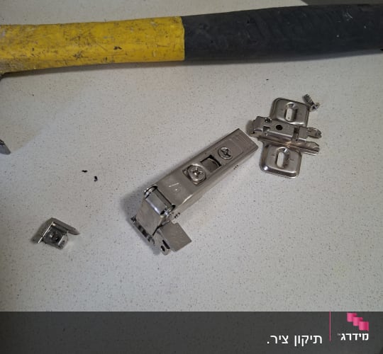 כלי עבודה וחלקי מתכת על שולחן עבודה